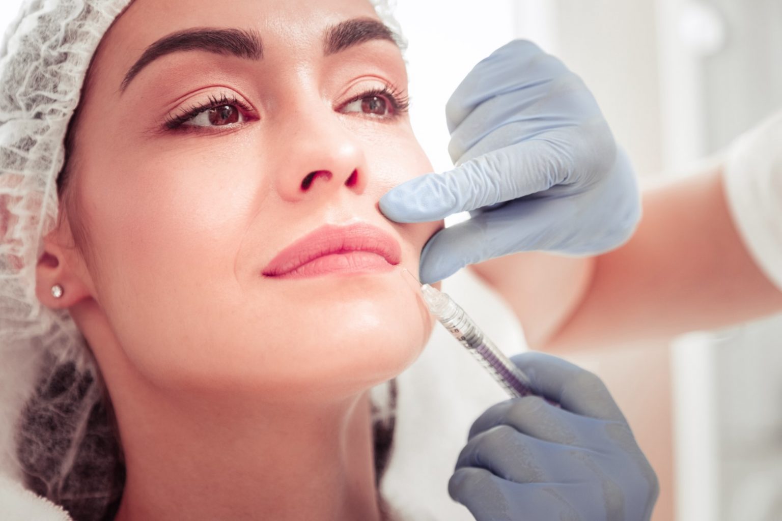 Que choisir entre le botox et l’acide hyaluronique ?